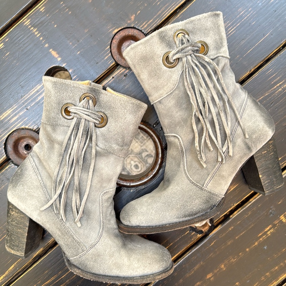 Bed|Stu Distressed Gray Suede Ankle Boots - Size 8
